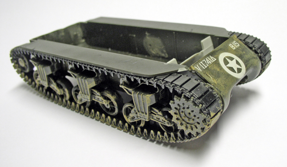 Châssis de char Sherman peint avec chenilles et bogies, étoile blanche américaine sur la caisse