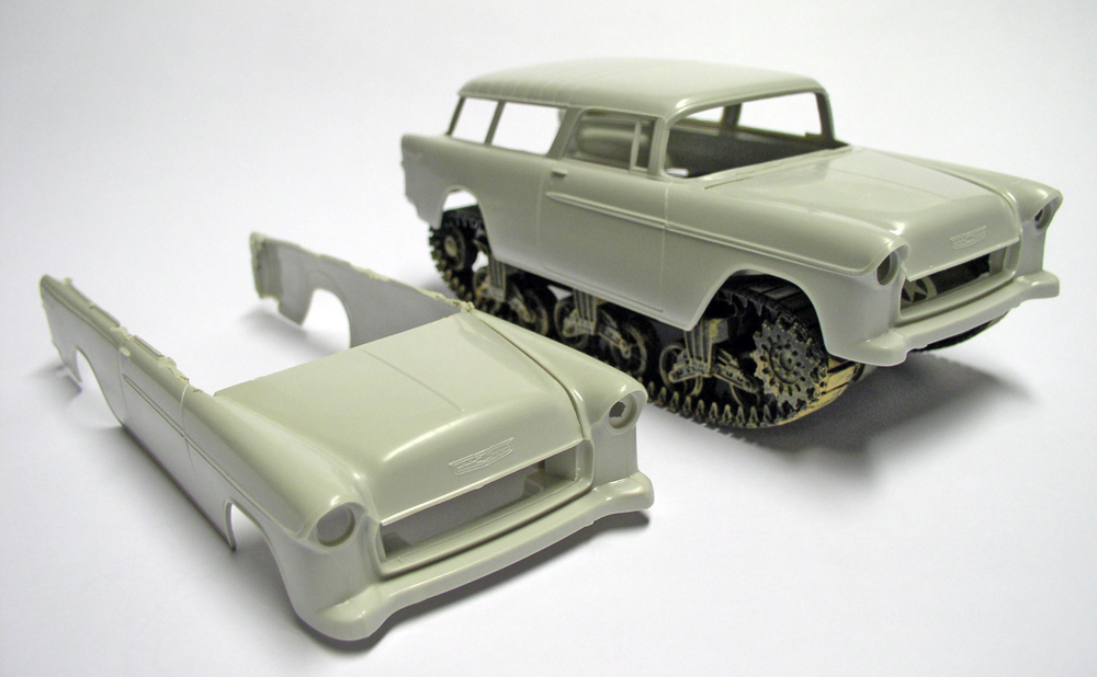 Carrosserie de break américain des années 1950 en maquette grise montée sur chenilles, avec coque avant séparée