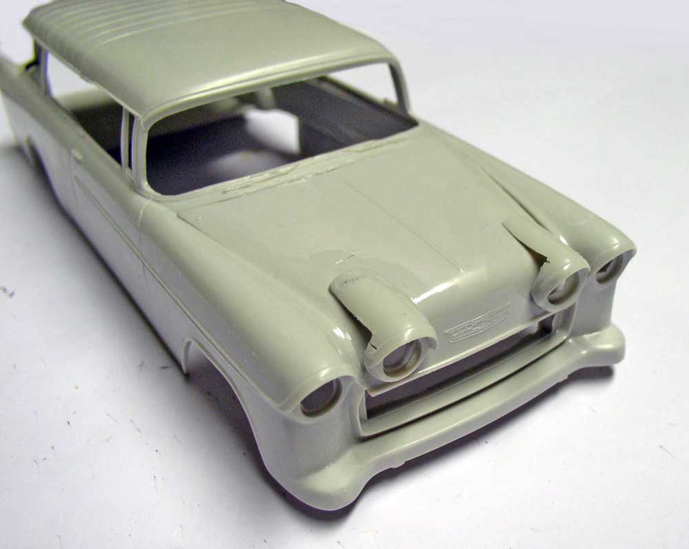 Carrosserie en plastique gris d'une maquette de voiture américaine des années 1950, vue avant