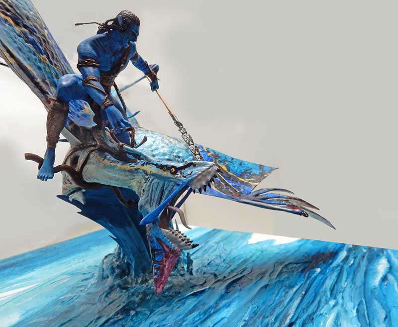 Maquette d'un Na'vi bleu chevauchant une créature ailée Ilu au-dessus des vagues