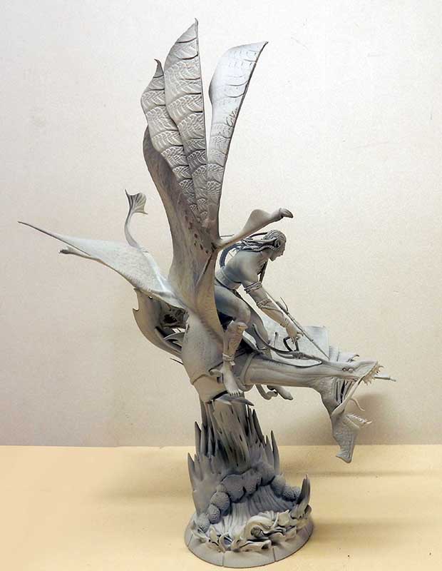 Maquette non peinte d'un Na'vi chevauchant une créature ailée Banshee sur socle