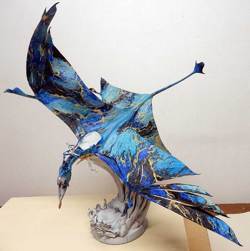 Maquette de créature volante bleue d'Avatar 2 aux grandes ailes déployées sur socle