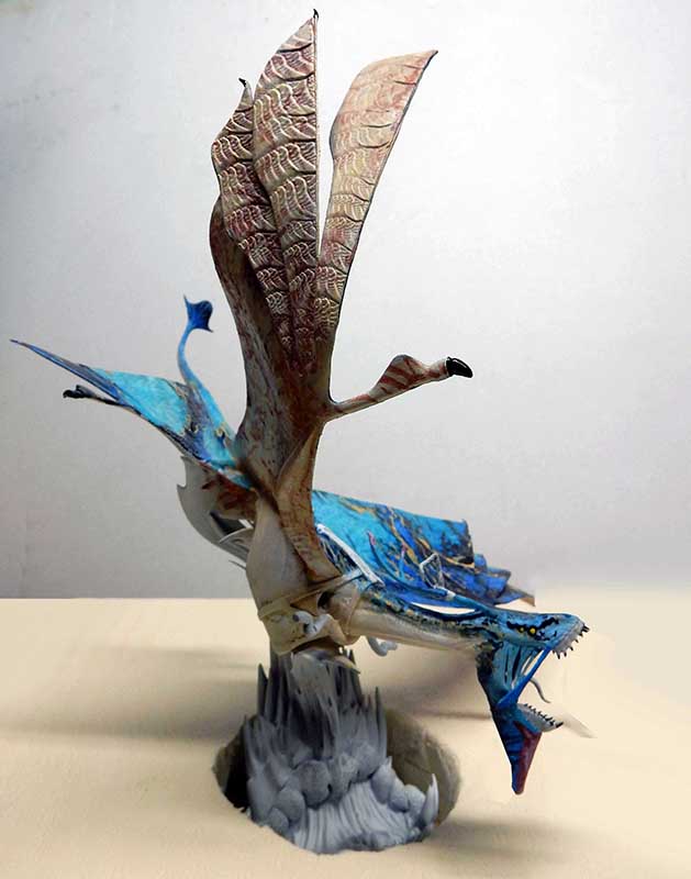 Maquette de créature volante bleue d'Avatar 2, ailes déployées, posée sur socle rocheux