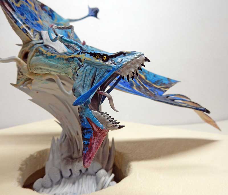 Maquette d'une créature volante bleue d'Avatar 2 gueule ouverte sur socle