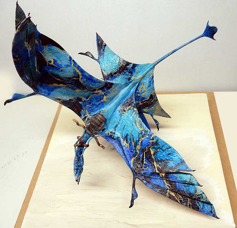 Maquette d'une créature volante banshee bleue d'Avatar 2 aux ailes déployées sur socle