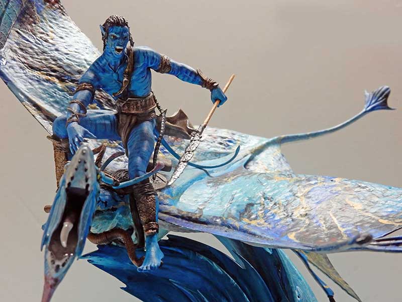 Figurine Na'vi bleu chevauchant une créature volante marine ailée, maquette Avatar 2