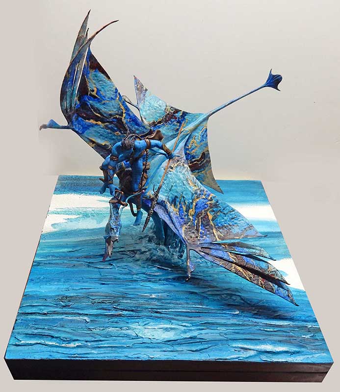 Maquette d'un Na'vi bleu chevauchant une créature ailée Ilu au-dessus de l'océan