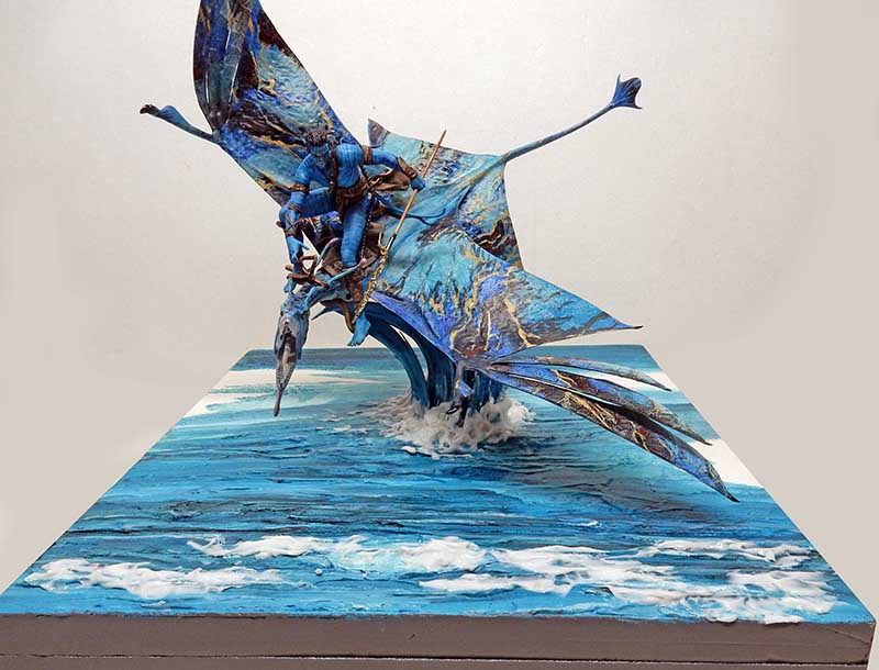Maquette d'un Na'vi chevauchant une créature ailée bleue effleurant l'océan, diorama Avatar 2