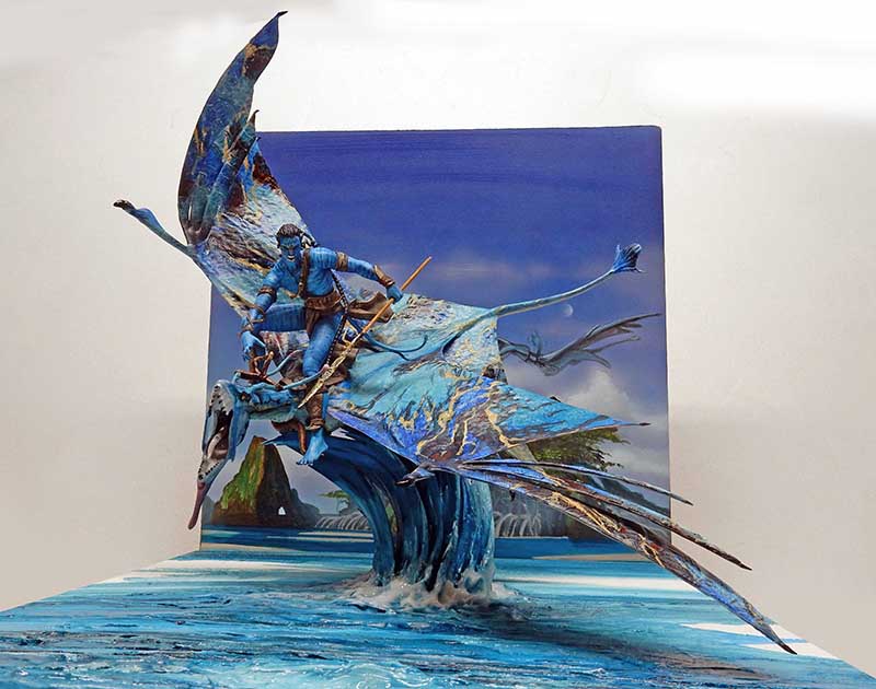 Maquette d'un guerrier Na'vi chevauchant une créature ailée bleue émergeant de l'océan
