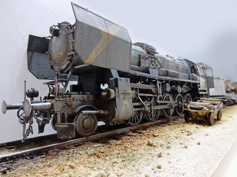 Maquette de locomotive à vapeur BR52 vieillie, vue de trois quarts avant sur diorama