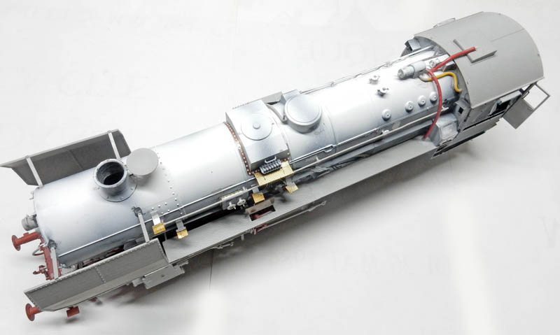 Maquette de la chaudière et du corps de la locomotive BR52 en gris métallisé avec tuyauteries