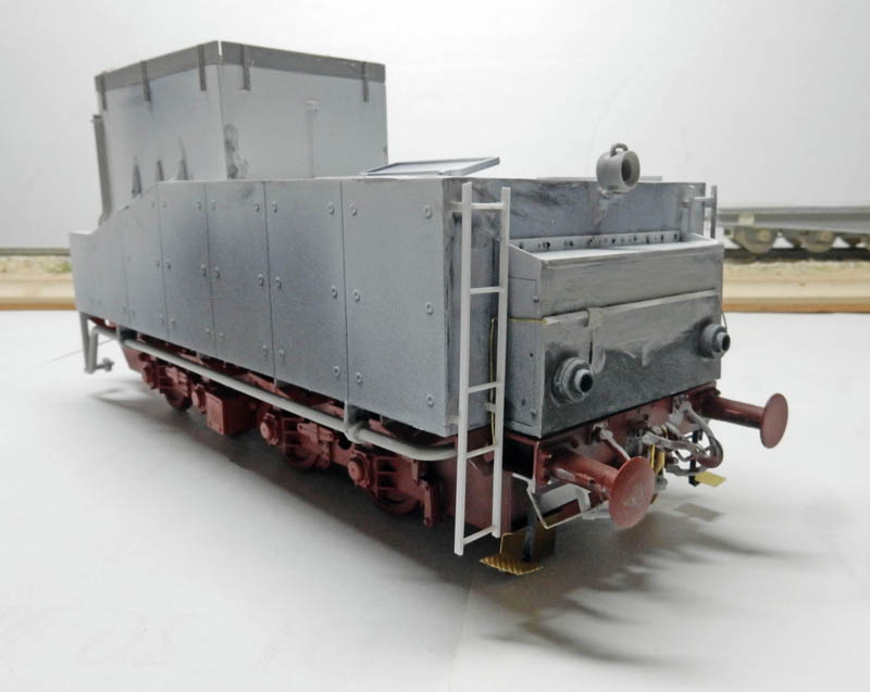 Maquette de la locomotive à vapeur BR52 en cours de montage, châssis brun et carrosserie grise