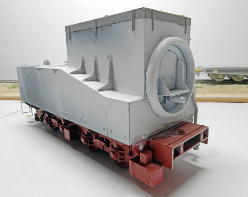 Maquette du tender de la BR52 en apprêt gris avec châssis brun et trappe arrière