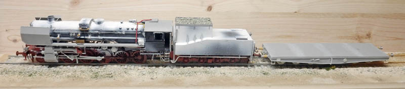 Maquette de locomotive à vapeur BR52 gris argenté avec tender, vue de profil sur rails