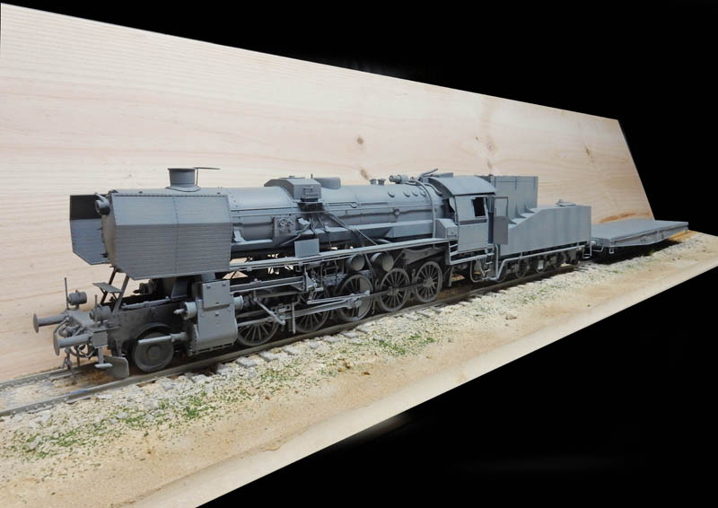 Locomotive à vapeur BR52 en cours de montage de maquette, détail du châssis et des roues