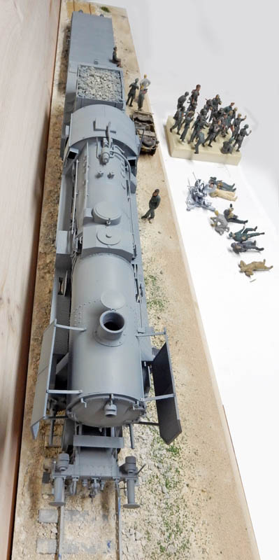 Maquette de locomotive à vapeur BR52 grise sur diorama avec figurines de soldats