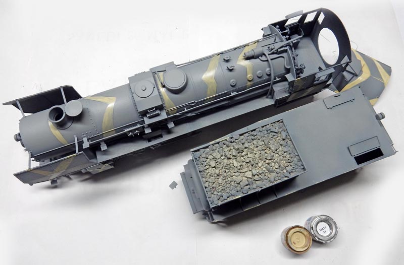 Maquette de locomotive BR52 grise avec tender chargé de charbon et pots de peinture