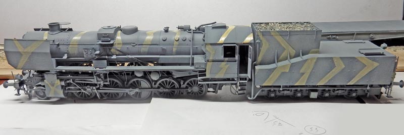 Maquette de locomotive à vapeur BR52 grise avec camouflage clair, vue de profil avec tender