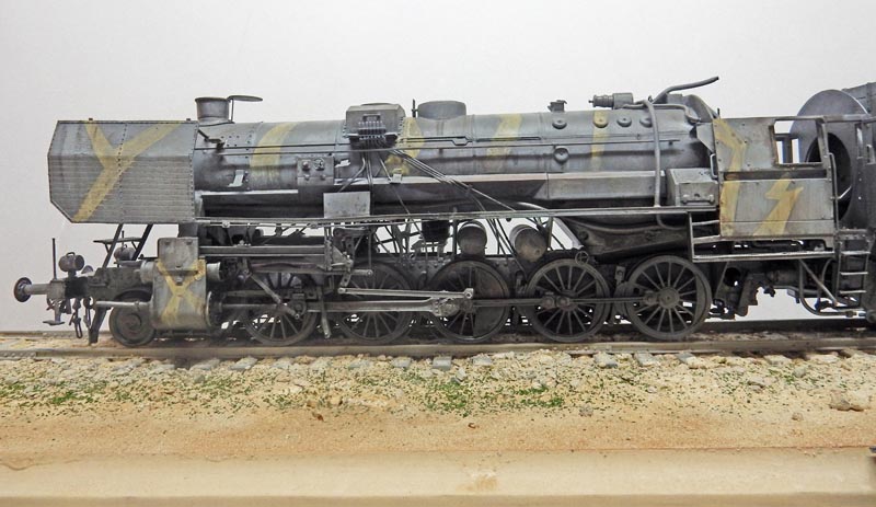 Maquette de locomotive à vapeur BR52 camouflée, vue de profil sur diorama de voie
