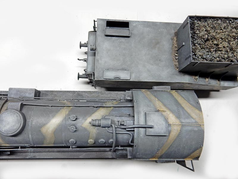Maquette de locomotive à vapeur BR52 vue de dessus, chaudière camouflée et tender chargé de charbon