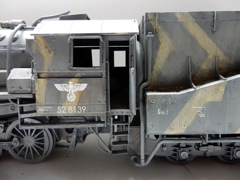 Maquette de locomotive à vapeur BR52 numéro 52 8139, cabine et tender camouflé