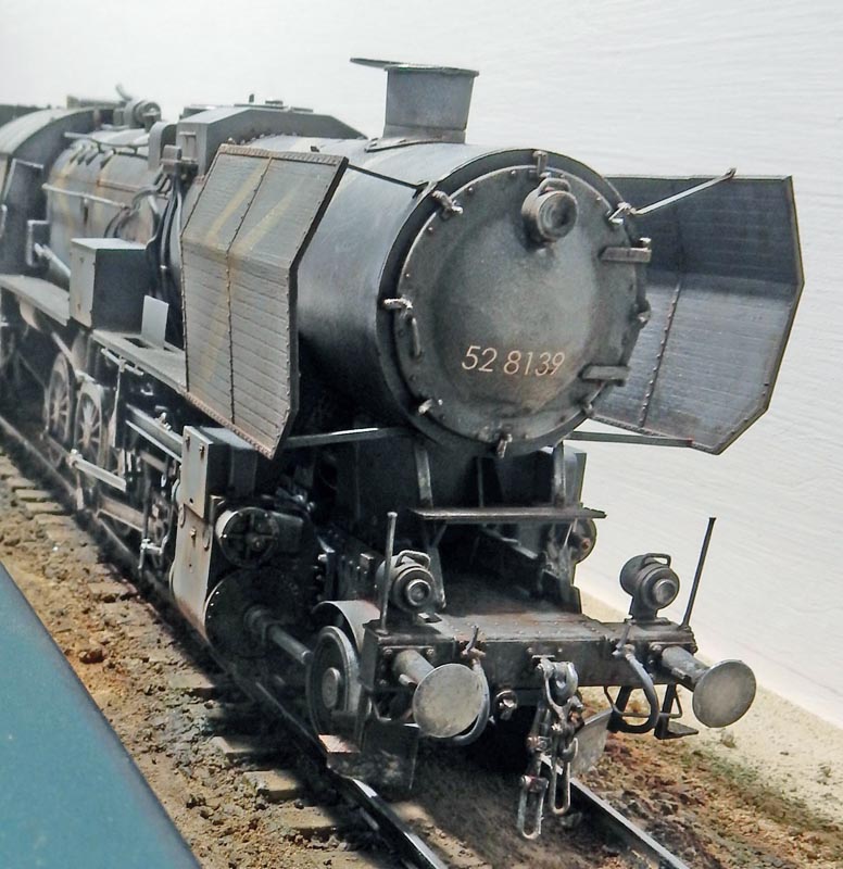 Maquette de locomotive à vapeur BR52 numéro 52 8139 avec déflecteurs, vue de trois quarts avant