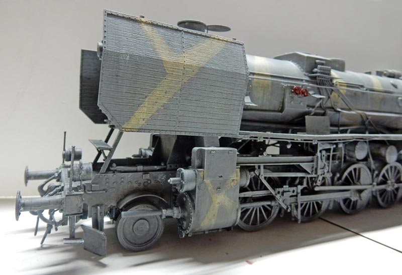 Maquette de locomotive à vapeur BR52 grise vue de trois quarts arrière avec tender