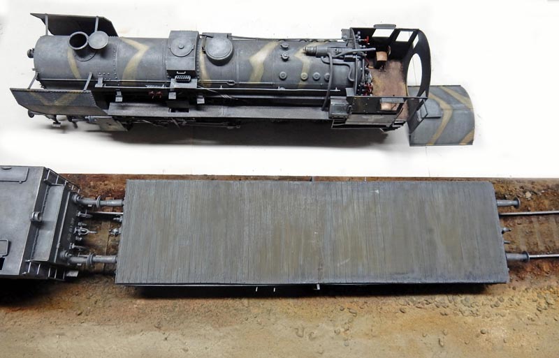 Maquette de locomotive à vapeur BR52 avec corps de chaudière camouflé et tender séparé