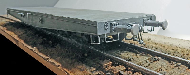 Maquette du tender plat de la BR52 sur voie ferrée avec attelage et tampons détaillés