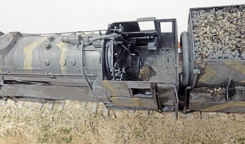 Maquette de locomotive à vapeur BR52 vue de dessus, cabine ouverte et tender chargé de charbon