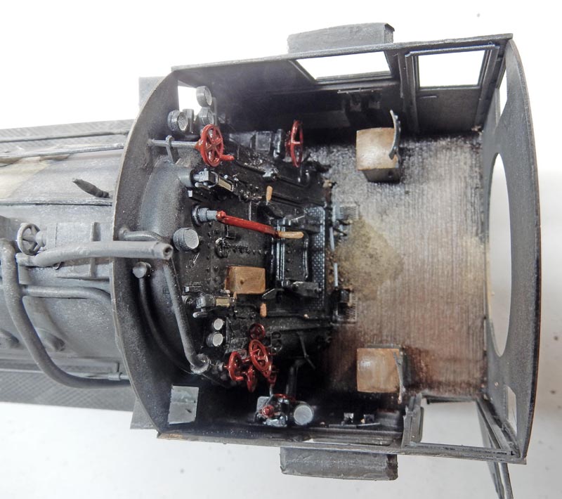 Cabine de conduite détaillée de la maquette BR52 avec volants rouges et commandes de la chaudière