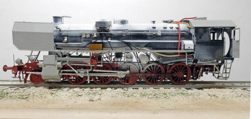 Maquette de locomotive à vapeur BR52 vue de profil avec châssis rouge