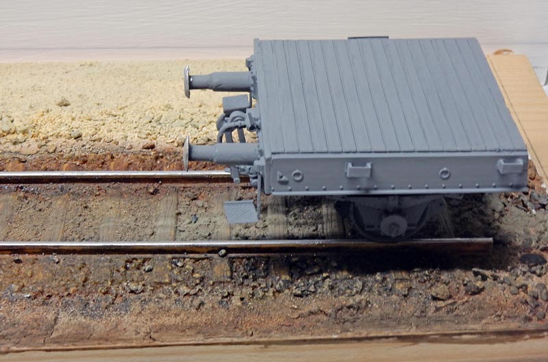 Maquette grise du tender de la BR52 sur voie ferrée avec ballast en cours de montage
