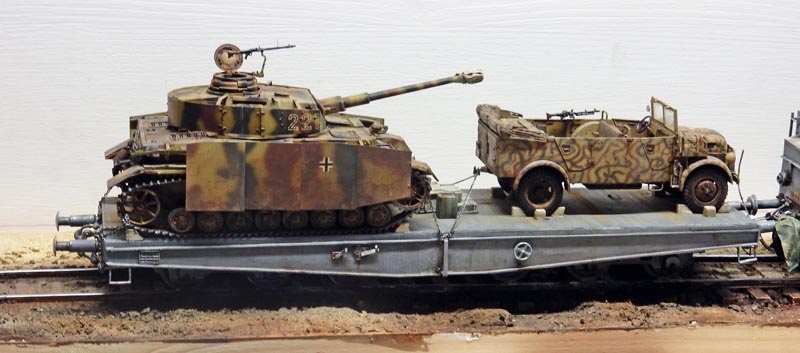 Maquette de char Panzer IV et véhicule militaire allemand chargés sur wagon plat ferroviaire