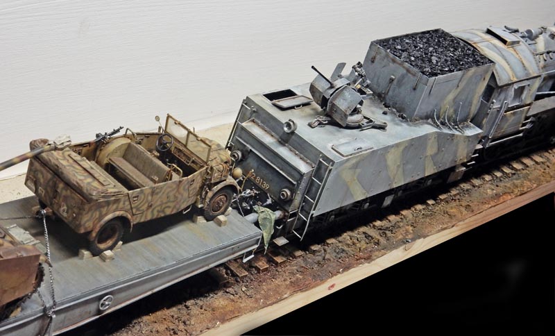 Maquette de locomotive blindée BR52 avec wagon plat transportant un véhicule militaire camouflé