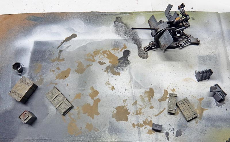Maquette de canon antiaérien et caisses en bois sur diorama peint en gris