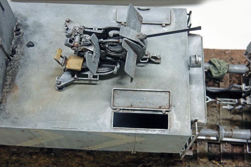 Vue de dessus d'une maquette de wagon BR52 avec mitrailleuse de défense antiaérienne sur plateforme