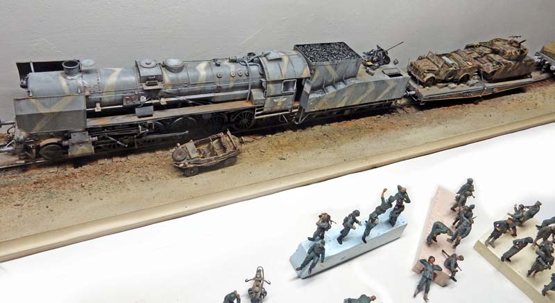 Maquette de locomotive BR52 camouflée avec wagons, véhicules militaires et figurines de soldats allemands