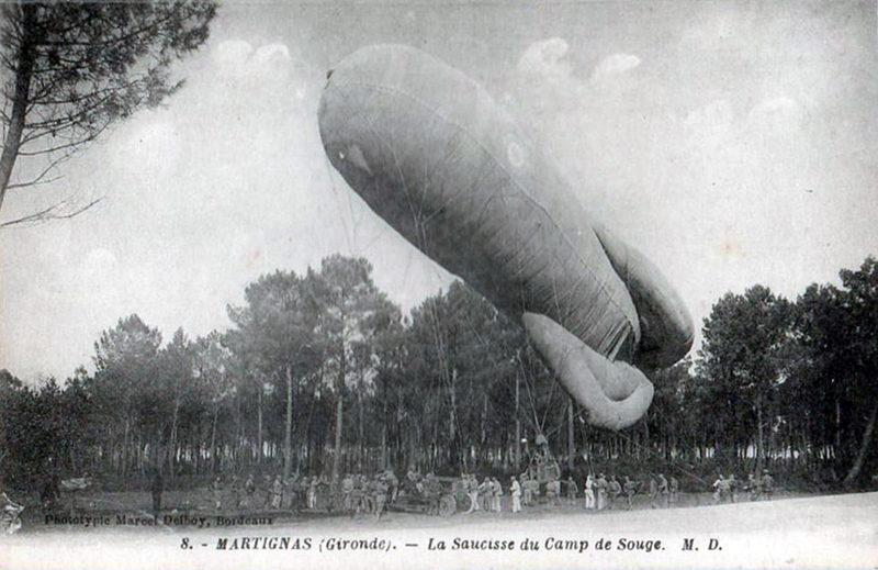 Ballon dirigeable d'observation militaire flottant au-dessus de soldats au camp de Souge en 1917