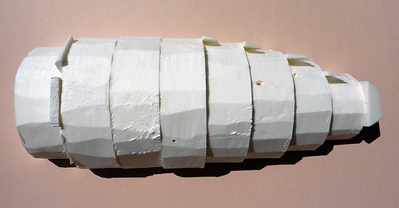 Maquette de ballon dirigeable 1917 en cours de construction, fuselage segmenté en mousse blanche