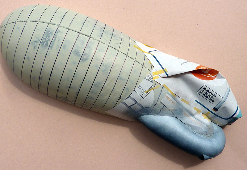 Vue rapprochée d'une maquette de ballon militaire 1917 posée sur son support