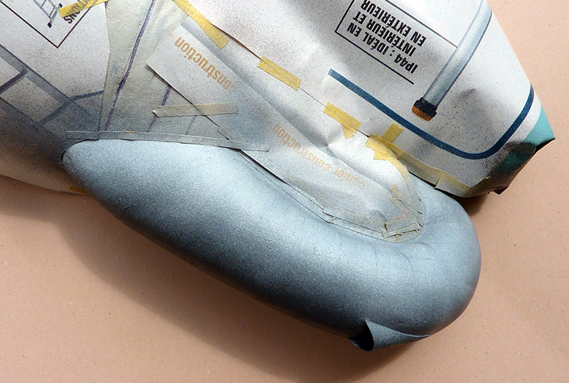 Maquette de ballon dirigeable peinte en gris argenté avec masquage en papier journal