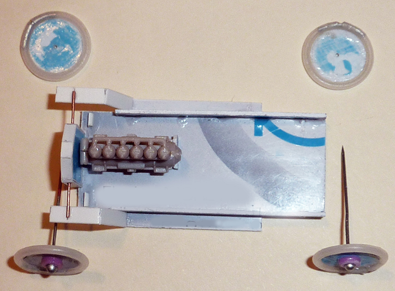 Châssis de maquette avec moteur six cylindres et roues en cours d'assemblage