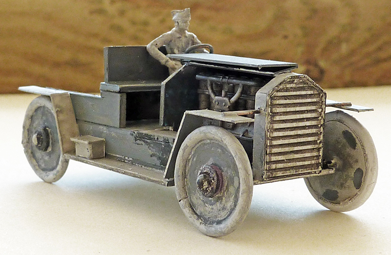Maquette d'un véhicule militaire ancien avec figurine de conducteur et moteur apparent