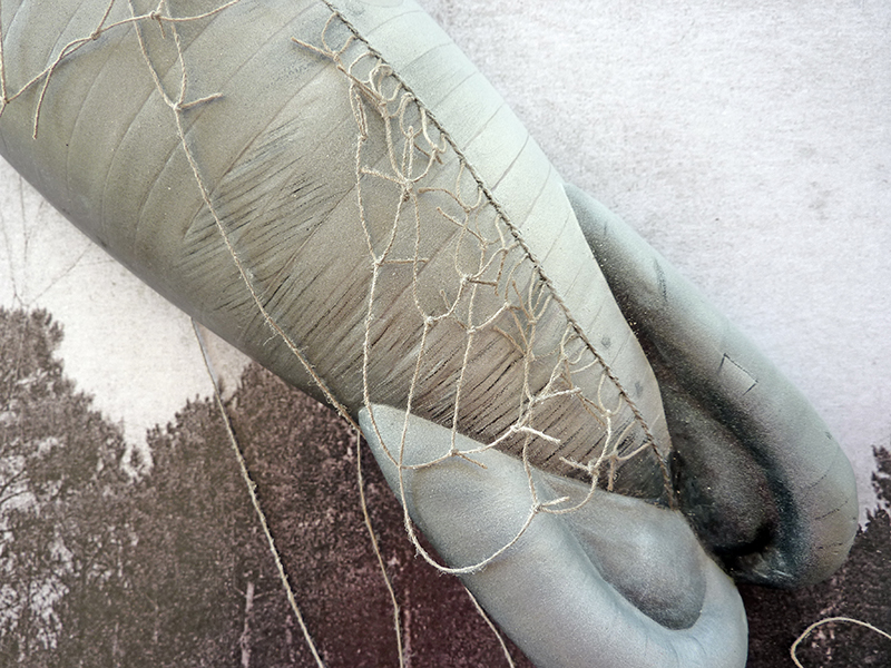 Maquette de ballon dirigeable 1917 recouvert d'un filet de cordage devant une forêt