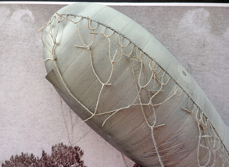 Maquette du ballon dirigeable 1917 gris recouvert d'un filet de cordage en fil