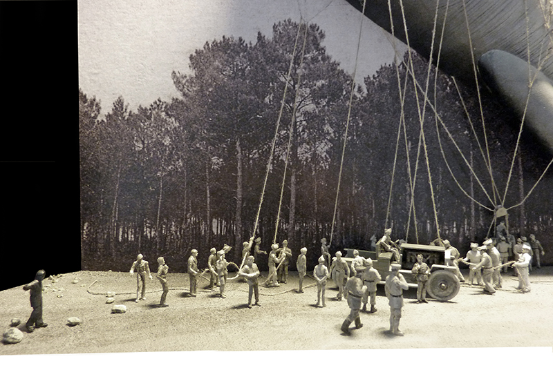 Diorama de soldats manœuvrant les câbles d'un ballon d'observation près d'un treuil sur véhicule