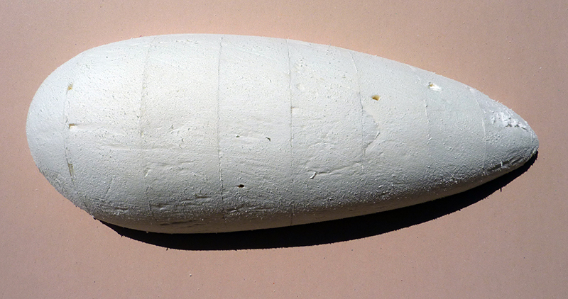Fuselage allongé du ballon 1917 en blanc, façonné et marqué de repères avant peinture