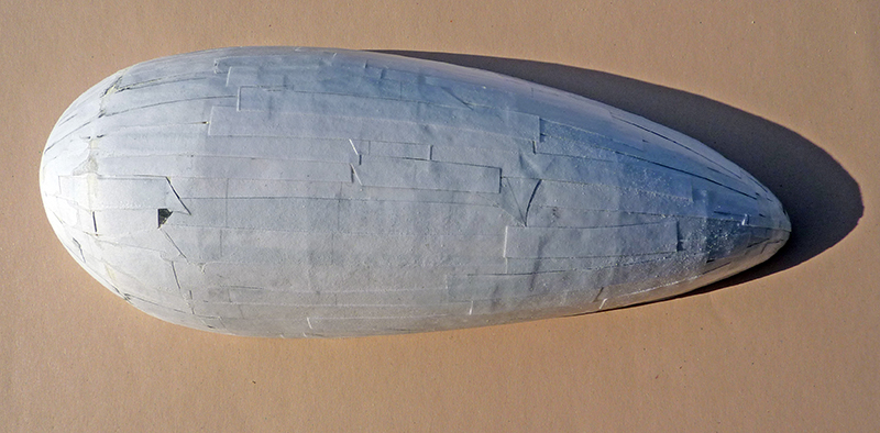 Maquette de l'enveloppe fuselée du ballon 1917 recouverte de bandes de papier blanc