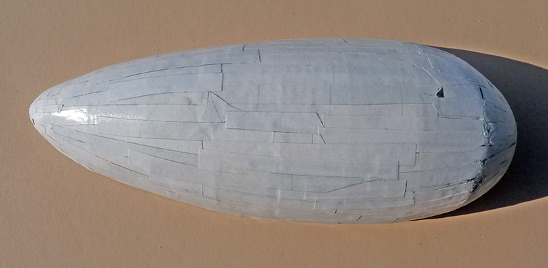 Maquette de l'enveloppe allongée du ballon 1917 recouverte de bandes de papier blanc